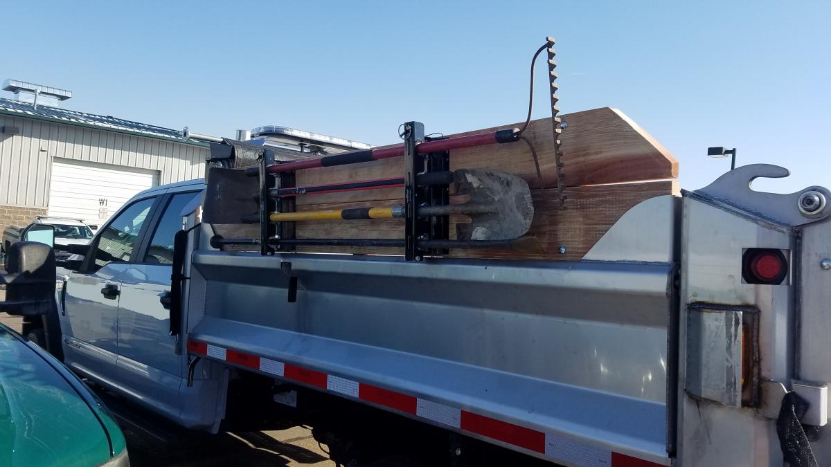 rake rack, shovel rack, tool rack, tool holder, broom rack, trailer, trailer tool rack